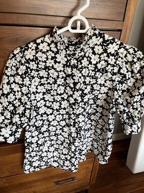 Who What Wear Black and White Floral Button-Front Blouse